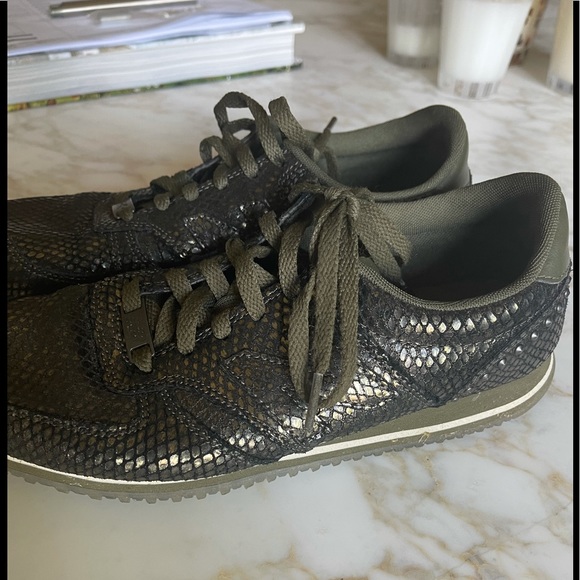 New Balance dark green color sneaker - Picture 2 of 3